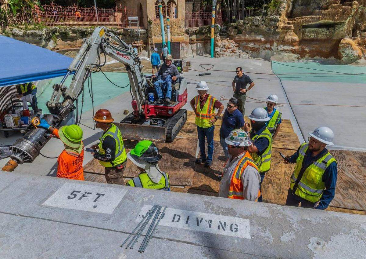 Trabajadores en la Venetian Pool en Coral Gables, que actualmente está en proceso de renovaciones, el martes 22 de julio de 2025. La piscina ha estado cerrada al público desde octubre. Pedro Portal pportal@miamiherald.com