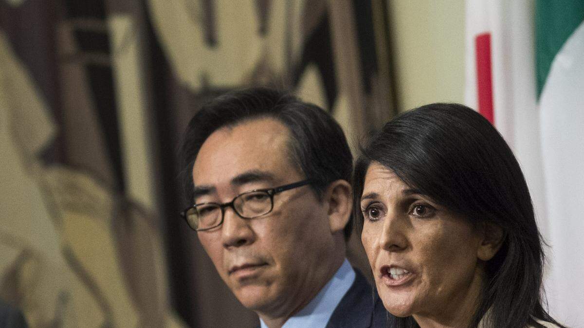 Los embajadores ante la ONU de Japón, Koro Bessho (der.); de EEUU, Nikki Haley (centro), y de Corea del Sur, Oh Joon (izq.) ofrecen declaraciones a la prensa antes de una reunión del Consejo de Seguridad sobre Corea del Norte el martes 16 de mayo 2017, en la sede del organismos en Nueva York.