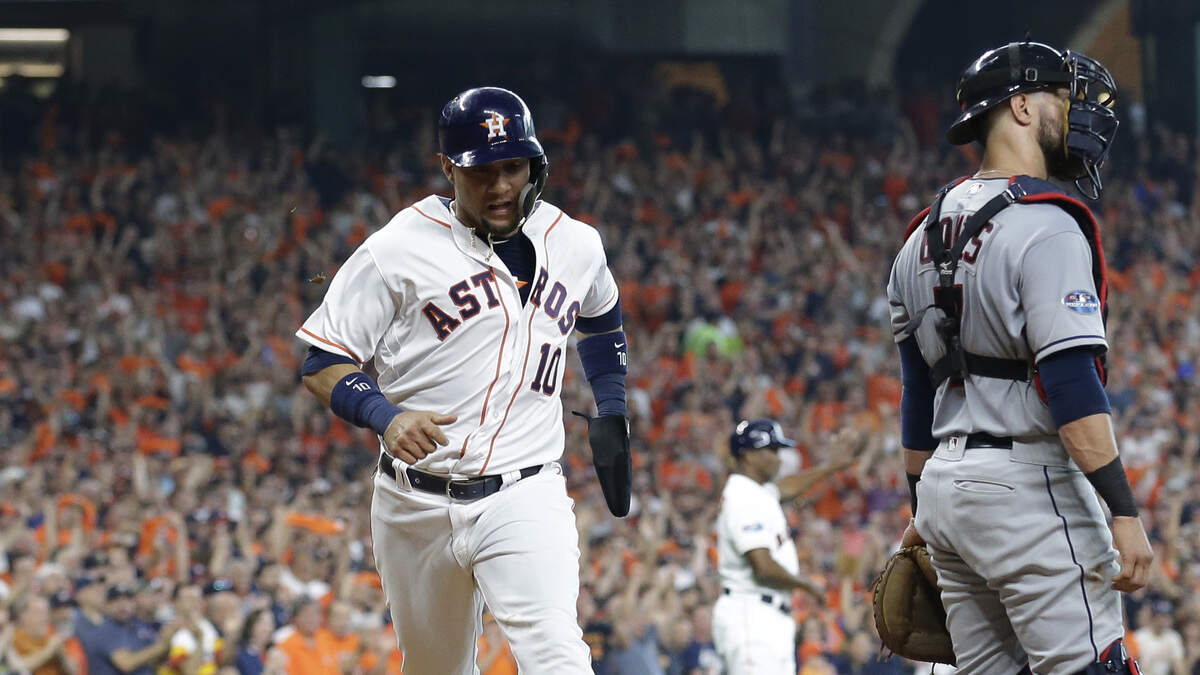 El primera base cubano Yuli Gurriel anota por los Astros en el cuarto inning del partido ante los Indios, el 5 de octubre de 2018 en Houston.