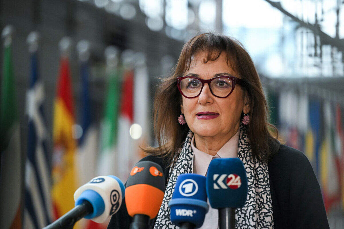 La comisaria de la UE para el Mediterráneo, Dubravka Suica, habla con la prensa durante una reunión del Consejo de Asuntos Exteriores en la sede de la UE en Bruselas, el 20 de noviembre de 2025.