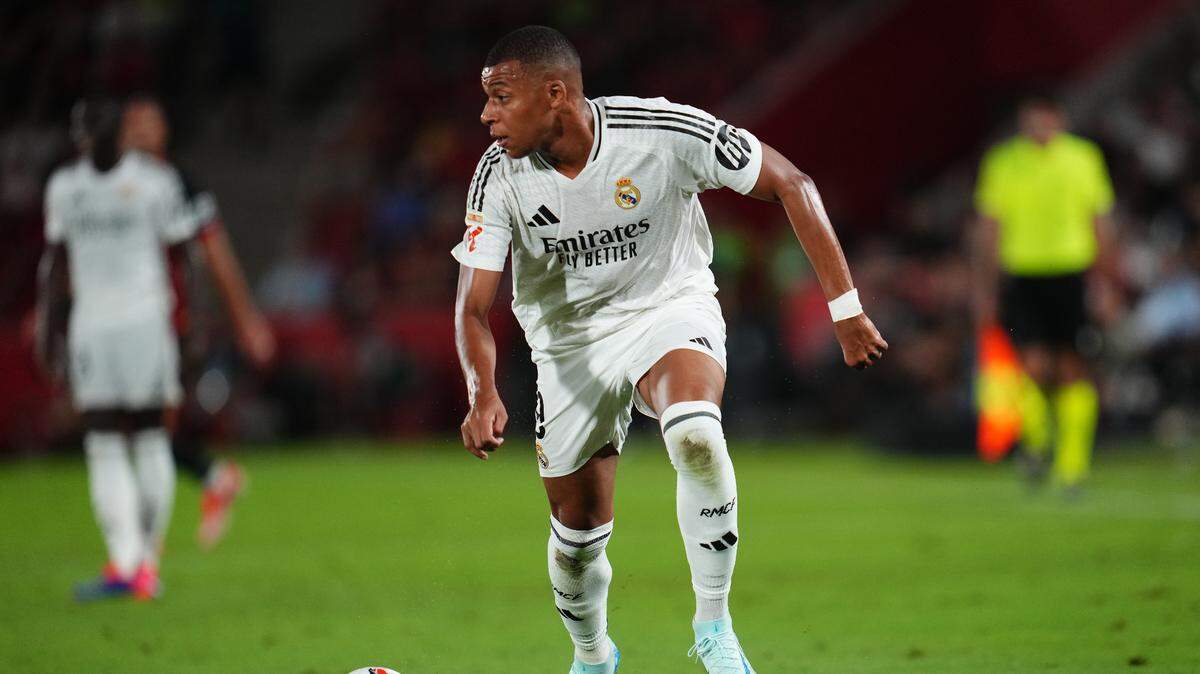 El delantero del Real Madrid Kylian Mbappé conduce la pelota en el partido de la liga española ante el Mallorca, celebrado el 18 de agosto de 2024 en Mallorca.
