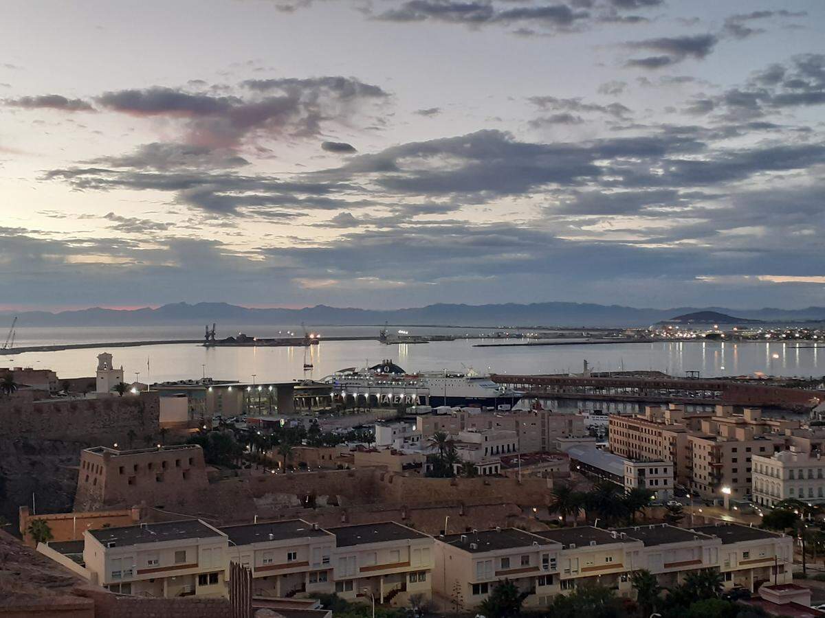 Vista de Melilla y su puerto desde el Parador.