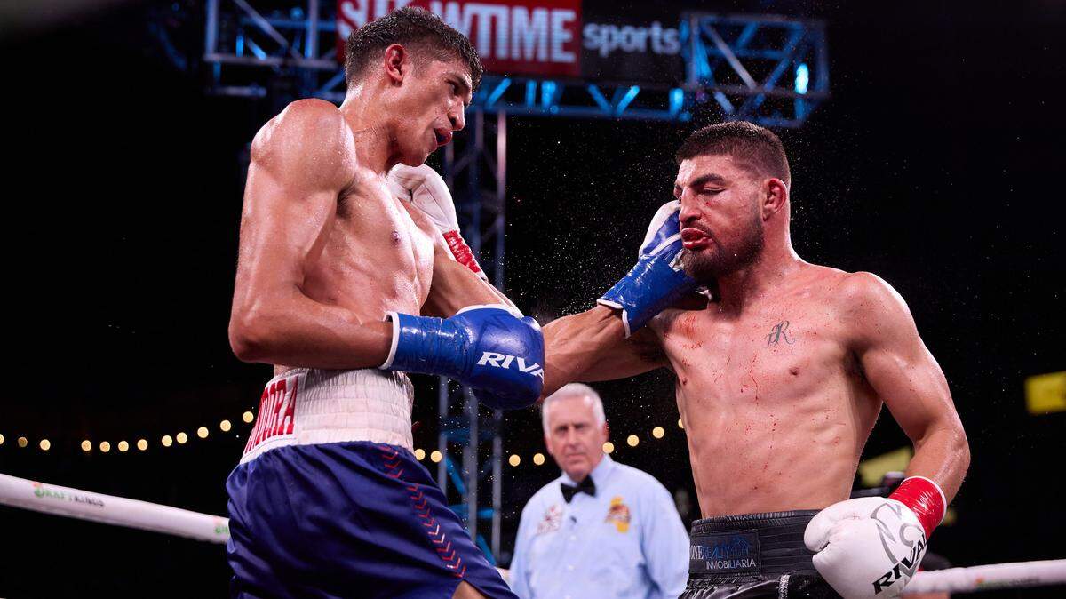 Sebastián Fundora (izq.) entró al choque del sábado por la noche con Carlos Ocampo como un gran favorito y tuvo que luchar a lo largo de 12 asaltos para ganar su título interino de peso junior mediano del Consejo Mundial del Boxeo.