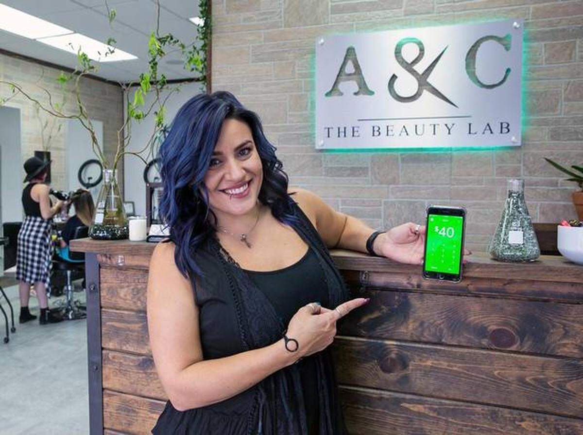 Genevie Jacomino, dueña de Art & Chemistry Beauty Lab, le pide a los clientes que bajen la aplicación CashApp para que dejen sus propinas, incluso si usan tarjetas de crédito para pagar por los servicios en su salón de belleza.