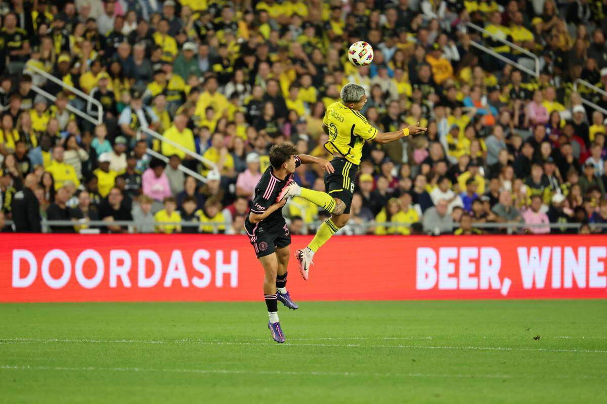 El jugador de Columbus Crew Camilo “Cucho’’ Hernández (der.) lucha por la pelota con Noah Allen, del Inter Miami, en el partido de la MLS celebrado el 2 de octubre de 2024 en el Lower.com Field en Columbus, Ohio.