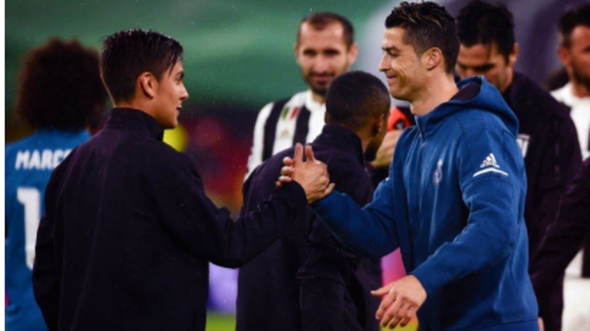 El delantero argentino del Juventus Turín Paulo Dybala celebró este martes el fichaje del portugués Cristiano Ronaldo por el conjunto turinés, y le dio la bienvenida con un mensaje en Twitter escrito en español, italiano y portugués.