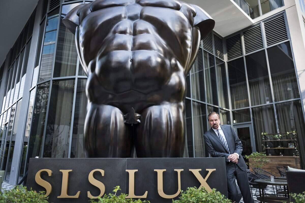 El urbanizador Jorge Pérez junto a la escultura de Fernando Botero 'Torso de hombre', una de las obras de arte que distinguen su proyecto más reciente, SLS Lux Brickell.