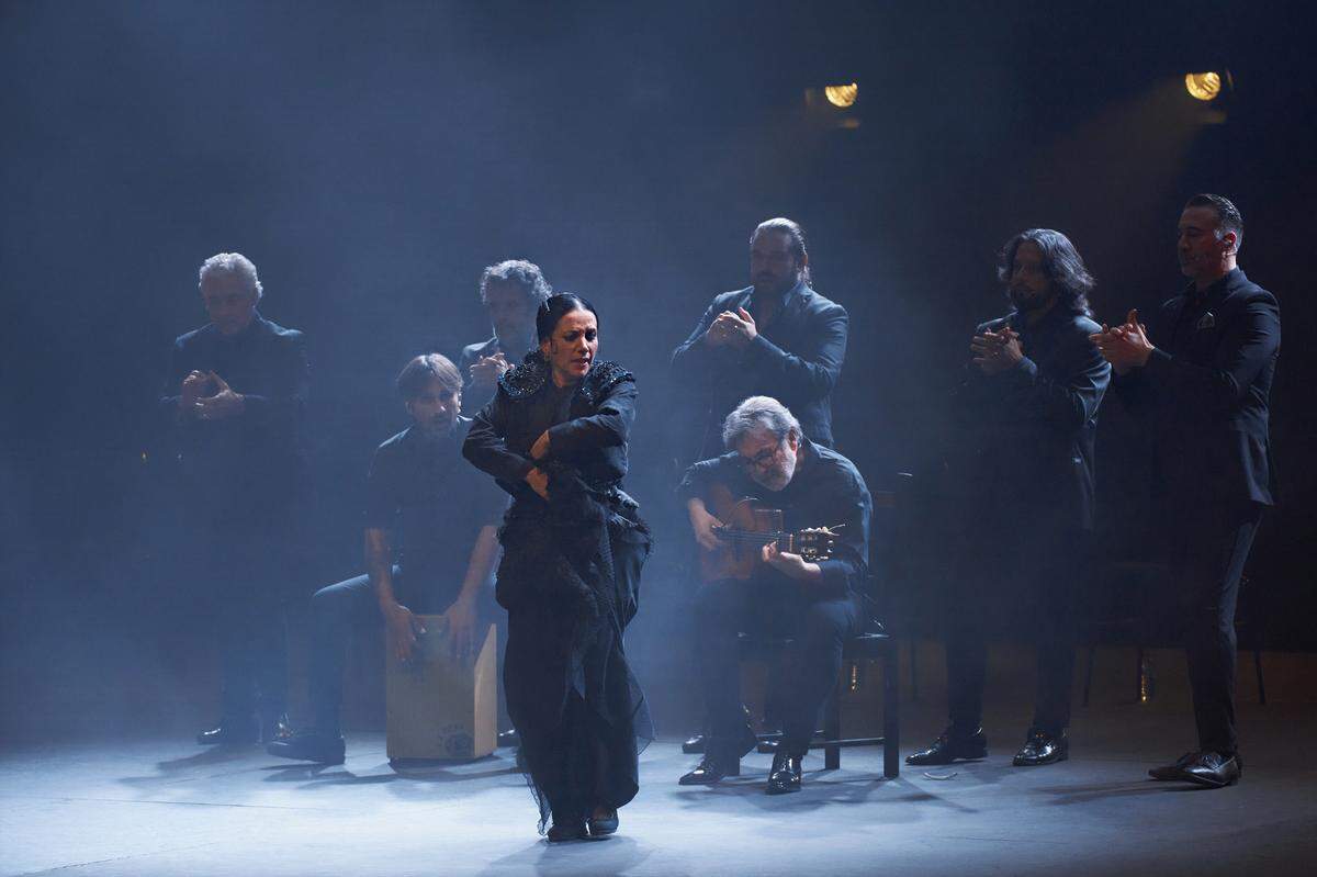 En “Yerbagüena (Oscuro Brillante)”, Eva Yerbabuena comparte el escenario con siete músicos, cuatro de ellos cantaores de primera. 