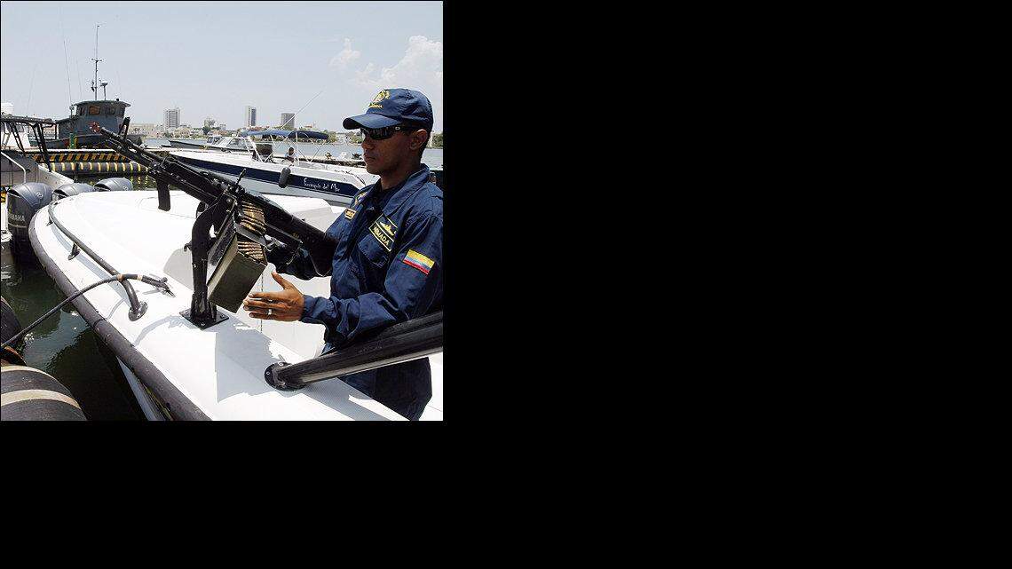 Un oficial de la Marina colombiana custodia los botes de la Base Militar Bolívar, en Cartagena. Esta base es una de las que Bogotá a puesto a disposición de EEUU según un acuerdo común.