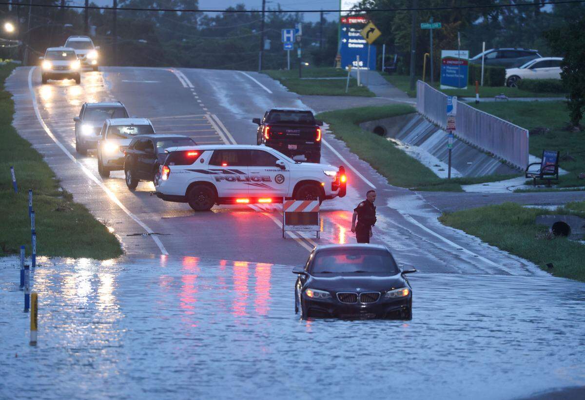 Un sedán BMW se detuvo en una zona inundada en la US Alt 19 en dirección sur en Tarpon Springs, donde las inundaciones permanecieron en las carreteras el lunes 5 de agosto de 2024, mientras la tormenta tropical Debby pasaba por el área de la Bahía de Tampa.