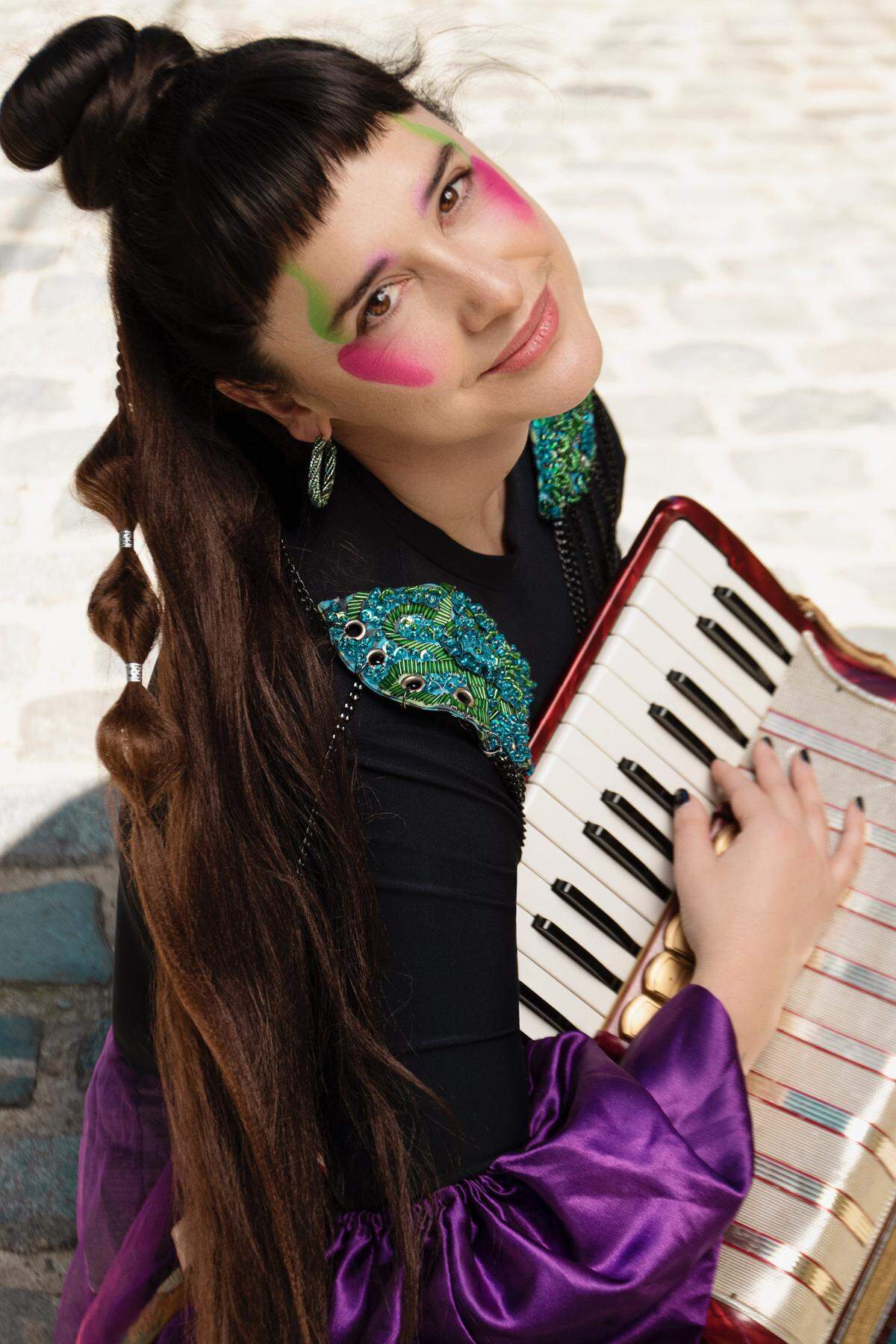 La cantante, compositora y multiinstrumentista chilena Pascuala Ilabaca y su grupo de seis integrantes Fauna traen al Miami Beach Bandshell “el sonido de los carnavales de los Andes, por eso no puede ser sin sudor. [...] La poesía sudorosa entra mejor”, dice.