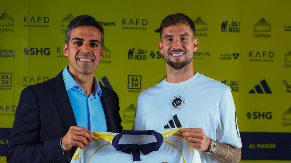 El Al-Nassr saudí presentó a su nuevo fichaje, el exdefensa del Barcelona Iñigo Martínez, quien se puso por primera vez la camiseta del equipo capitaneado por el portugués Cristiano Ronaldo.