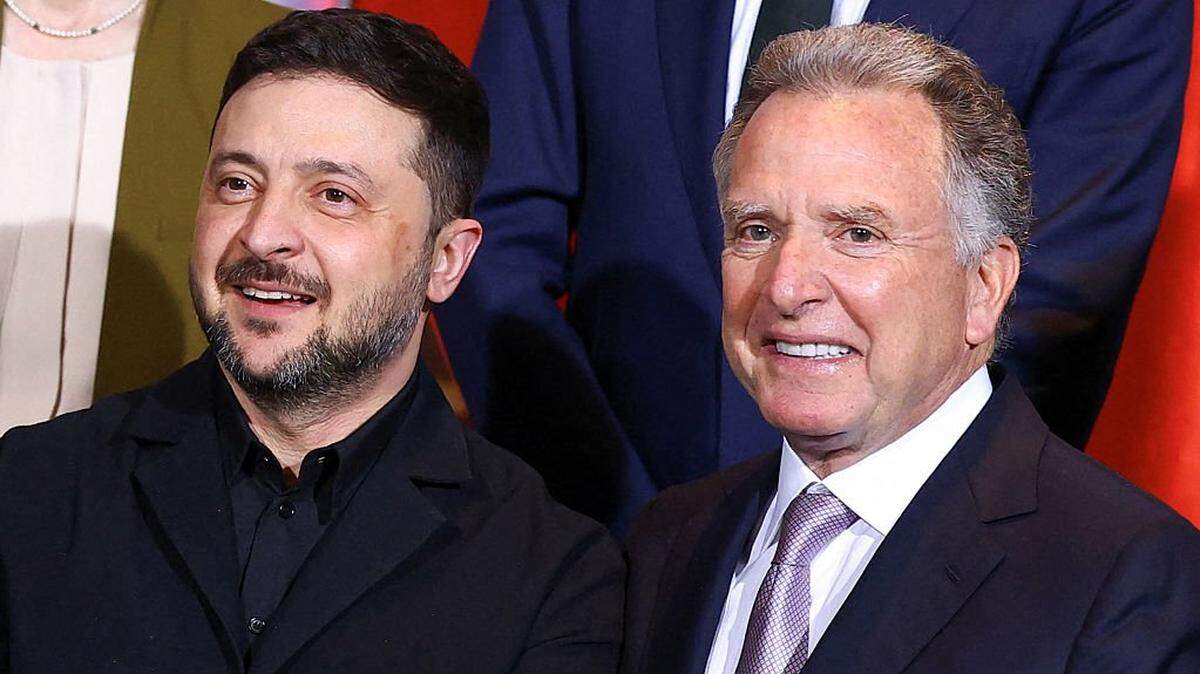 Foto de archivo. El presidente ucraniano Volodímir Zelenski (izq.) y el enviado especial estadounidense Steve Witkoff  posan tras salir de una reunión en Berlín, Alemania, el 15 de diciembre de 2025. 