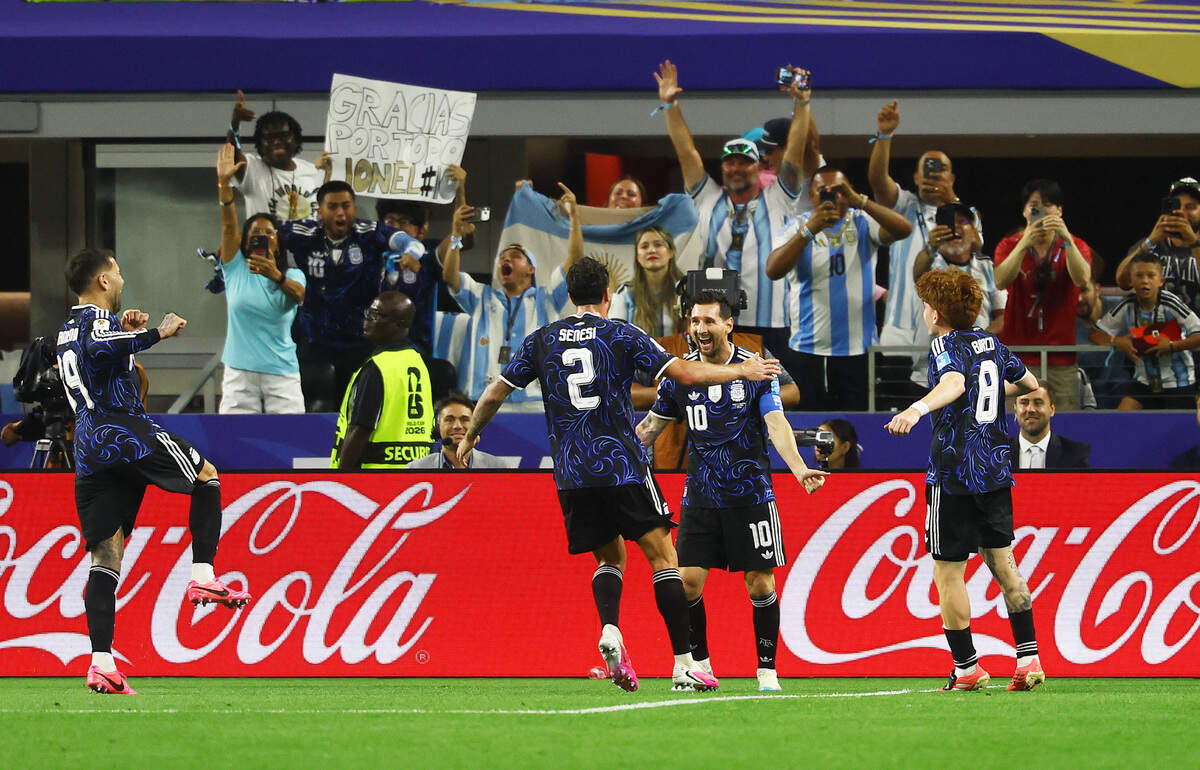 Lionel Messi de Argentina celebra el tercer gol ante Jordania con Marcos Senesi, Nicolás Otamendi y Valentín Barco, el sábado 27 de junio de 2026, en Dallas, Texas.