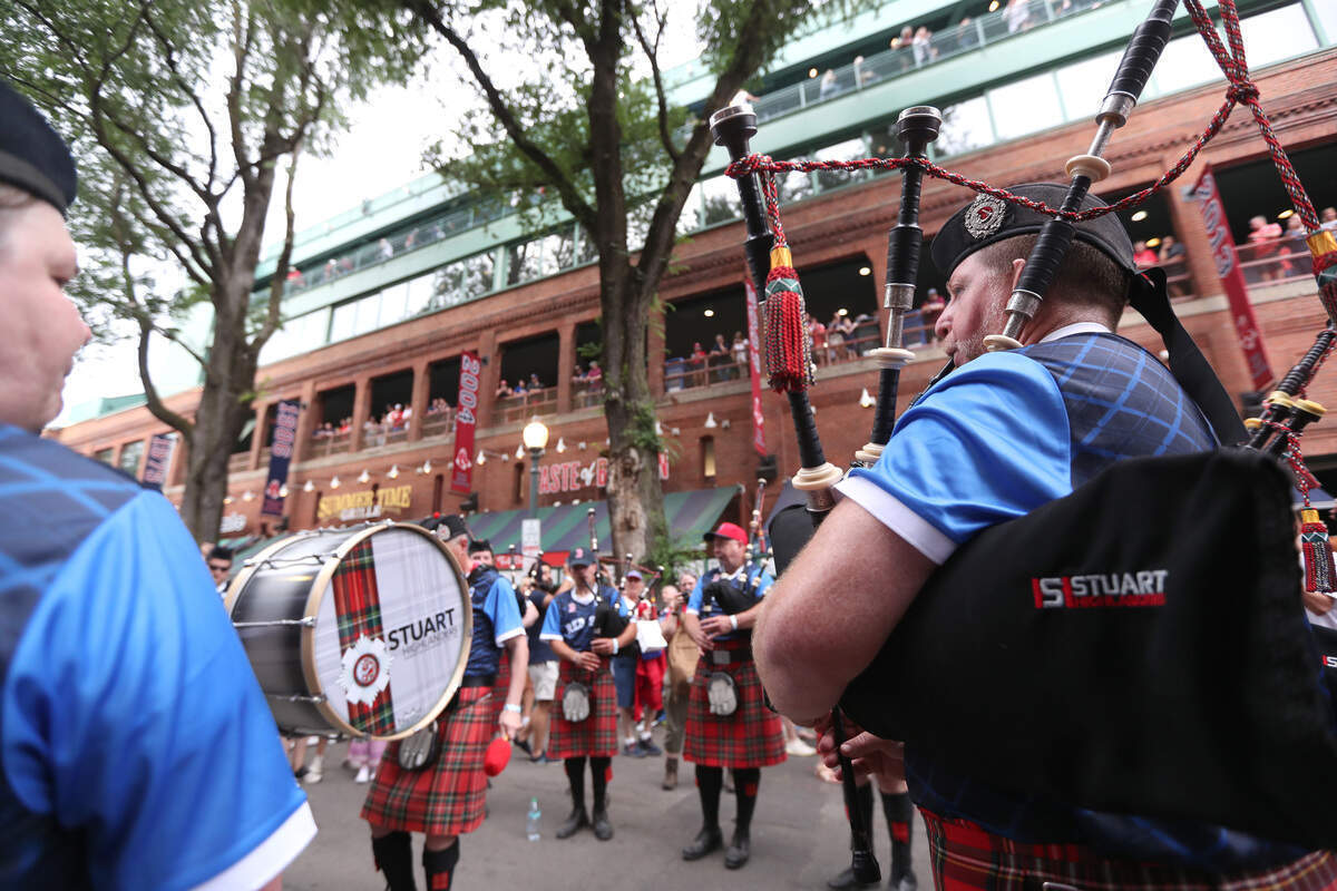 Miembros de la “Tartan Army” de Escocia tocan música fuera de Fenway Park antes de un partido entre los Texas Rangers y los Boston Red Sox, el 14 de junio de 2026, en Boston, Massachusetts.