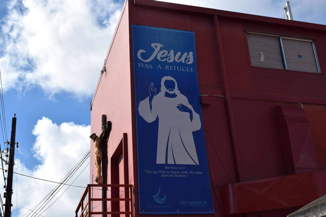 Una valla afuera de Living Water Community, una organización no gubernamental que atiende a solicitantes de asilo, en Puerto España, Trinidad. Se calcula que en la isla viven más de 40,000 venezolanos, muchos de ellos inmigrantes indocumentados.