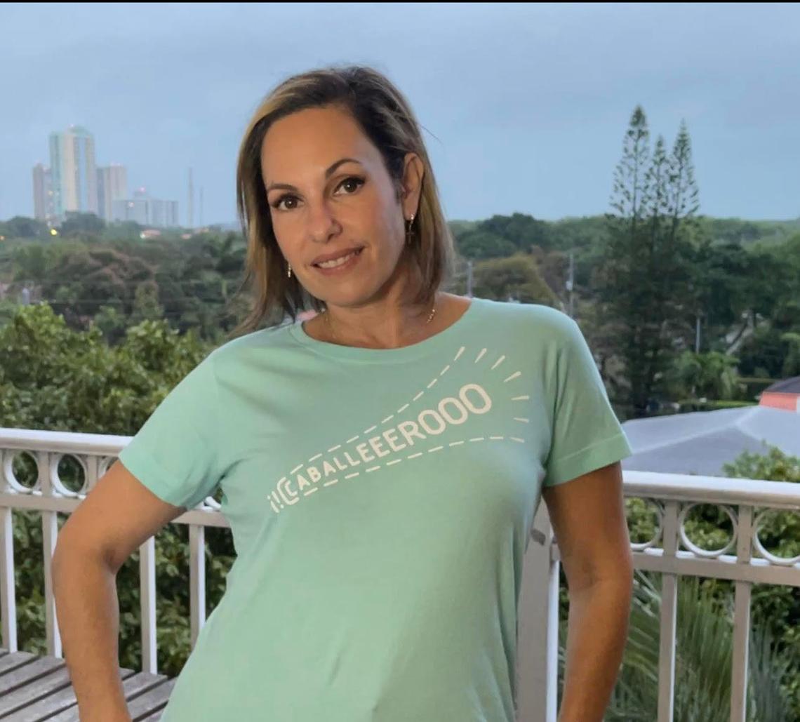 La presentadora de América TeVé Yossie Galindo lleva un t-shirt con el letro de “Caballeeero”, una de las frases que más repiten los cubanos.