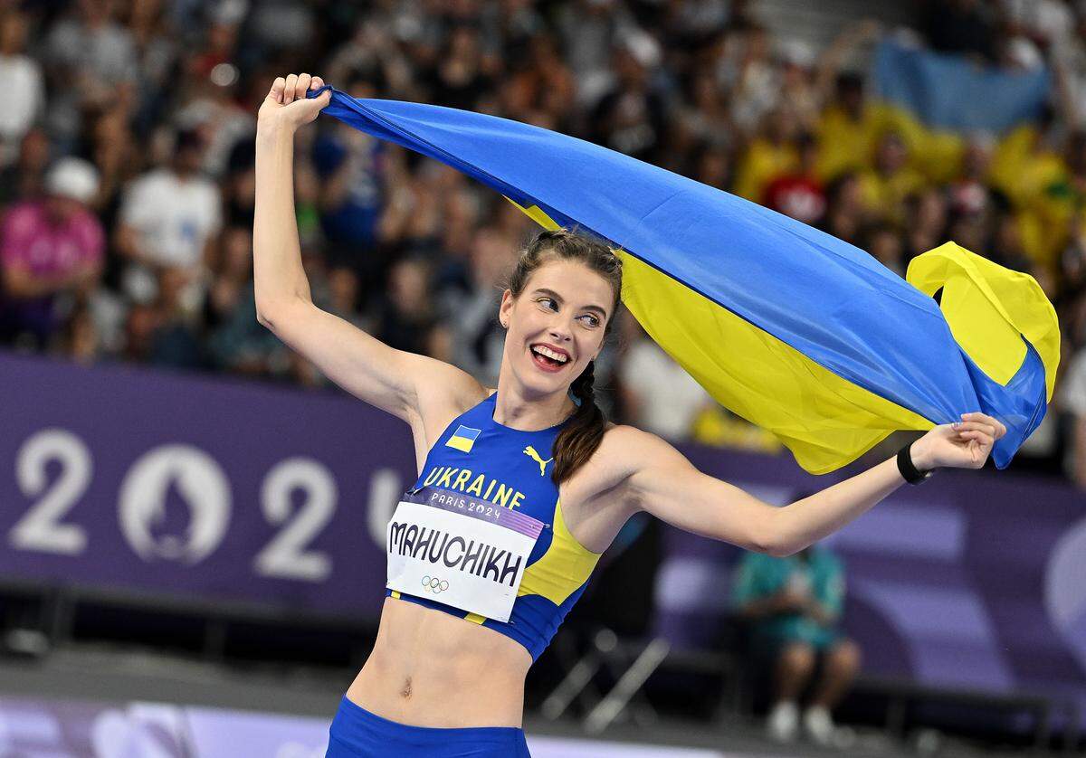 La ucraniana Yaroslava Mahuchikh celebra su victoria en el salto alto en las Olimpiadas de París, el domingo 4 de agosto de 2024.