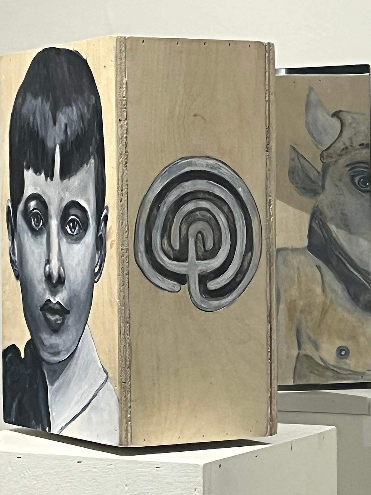 ‘Borge y el Esterión’, 2025, de Flor Godwar. Medio mixto sobre cubo de madera y espejo, 15 x 10 x 7 pulgadas.