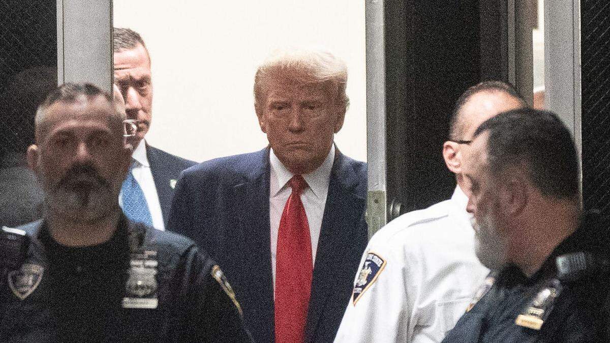El expresidente Donald Trump llega a un tribunal de Nueva York para ser acusado formalmente de falsificar información financiera para hacer pagos a dos mujeres, el 4 de abril de 2023.