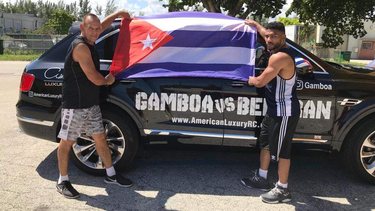 PEDRO ROQUE (izq.) junto a Yuriorkis Gamboa con una bandera cubana.