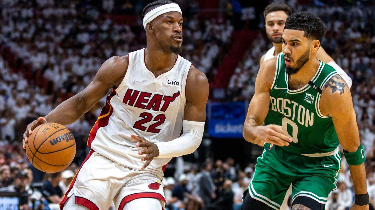 El delantero del Heat, Jimmy Butler (22), penetra al aro ante el delantero de los Celtics, Jayson Tatum (0), en el Juego 1 de la serie de Finales de la Conferencia Este de la NBA en el FTX Arena de Miami, el martes 17 de mayo de 2022.
