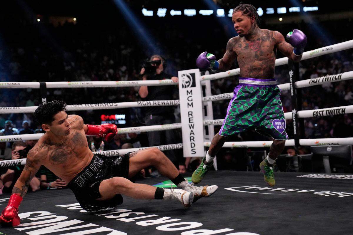 Gervonta Davis derriba a Ryan García durante el combate del peso ligero celebrado el sábado 22 de abril de 2023 en Las Vegas.