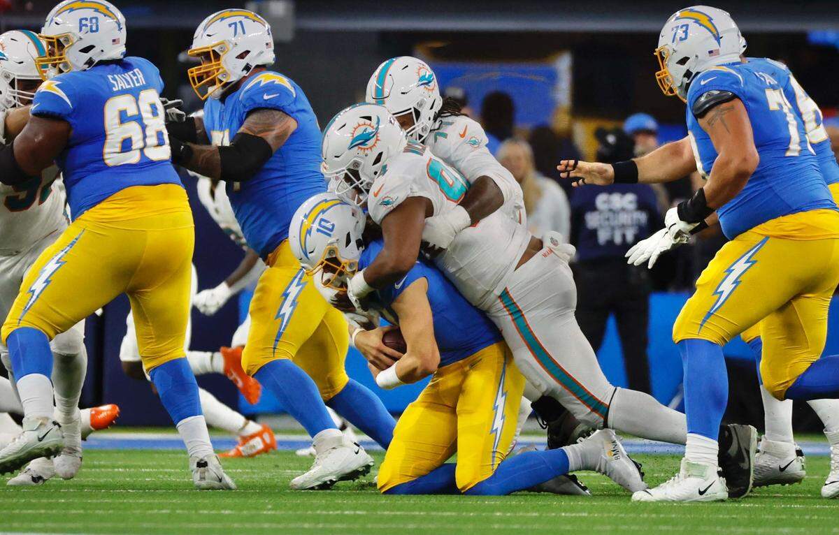 El defensive end de los Dolphins de Miami Christian Wilkins derriba al quarterback de los Chargers en el partido celebrado el 11 de diciembre de 2022 en el SoFi Stadium en Inglewood, California.