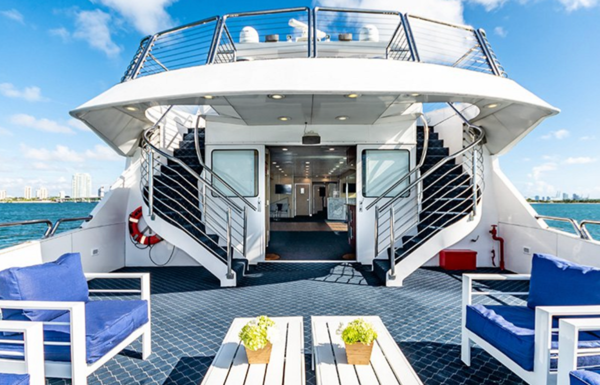Con capacidad para 140 invitados en más de 130 pies de puro lujo, este barco de fiesta personalizado es el lugar perfecto en el agua para cualquier ocasión especial.