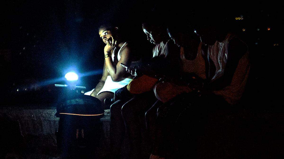 Un grupo de personas se congrega en el Malecón durante un apagón en La Habana, el lunes 16 de marzo de 2026. Cuba sufrió un corte de energía generalizado el lunes, según la compañía eléctrica nacional, en el contexto de una grave crisis en la isla causada por el bloqueo energético estadounidense.