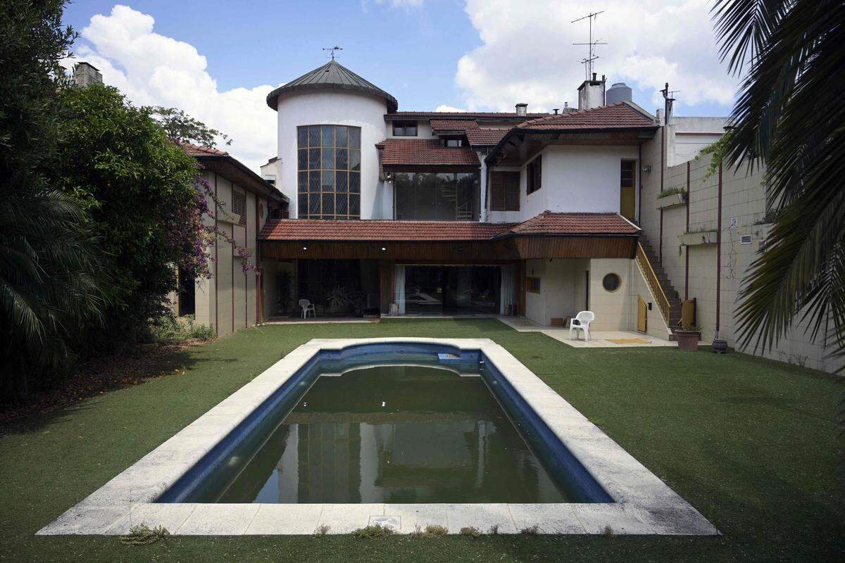 Vista de una casa propiedad del fallecido astro del fútbol argentino Diego Maradona que será subastada en Buenos Aires.