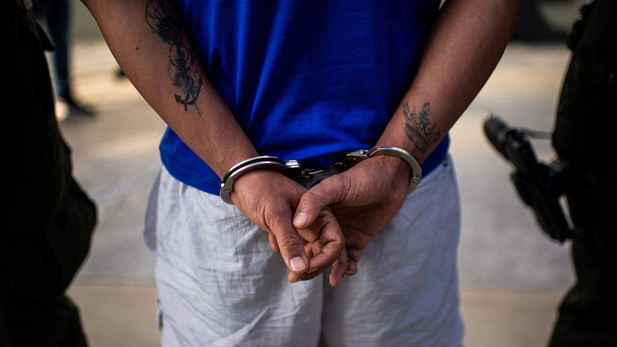 Foto de archivo. La policía colombiana contra la extorsión muestra a tres miembros del grupo criminal Tren de Aragua tras ser capturados en Bogotá, Colombia, el 16 de octubre de 2024.