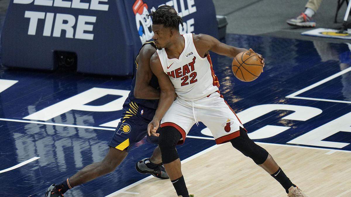 El jugador del Heat Jimmy Butler (der.) trata de pasar la defensa de Caris LeVert, de los Pacers, en el partido celebrado el 31 de marzo de 2021 en Indiana.