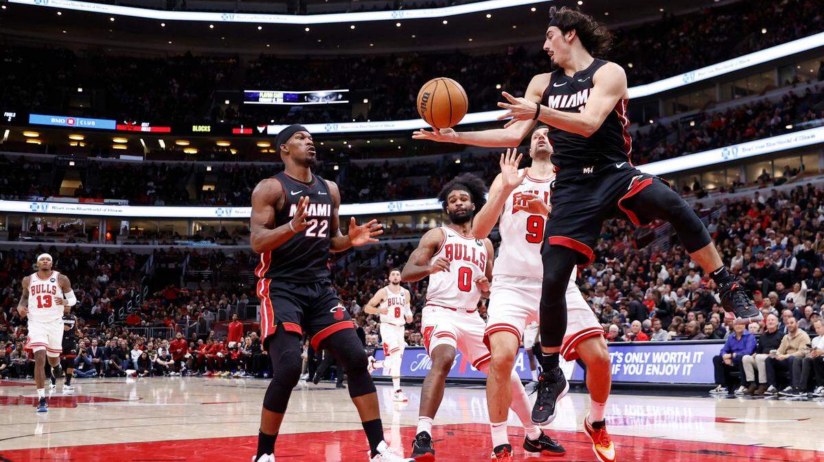 El jugador del Heat Jaime Jáquez Jr. trata de pasarle la pelota a Jimmy Butler en el partido contra los Bulls, celebrado el 20 de noviembre de 2023 en Chicago.