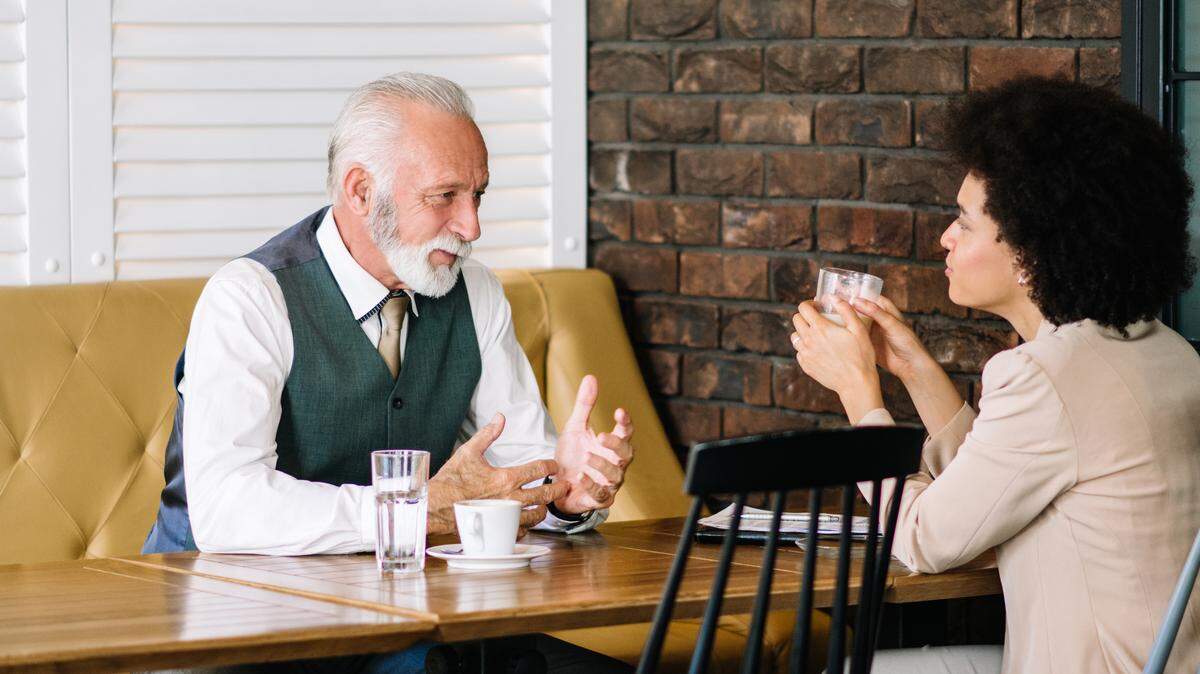 Los líderes empresariales no son padres que deban actuar por igual con todos sus hijos, sino personas con una misión que cumplir. Y para ello deben dar los pasos necesarios con determinación; aunque, eso sí, sin dañar el clima laboral. Es por eso que resulta importante intentar siempre el reclutamiento interno.