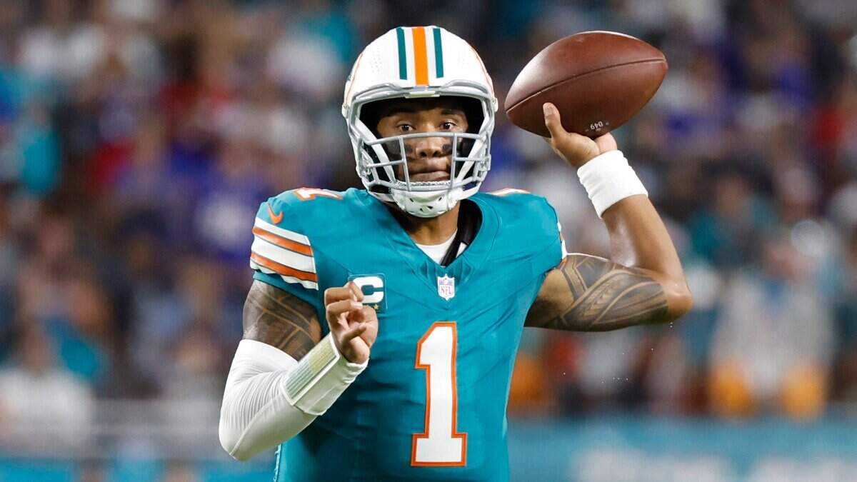El entrenador de los Dolphins Mike McDaniel dijo el martes que Tua Tagovailoa se encuentra bien, sonriente y trabajando de manera diligente con preparadores y médicos luego de sufrir una conmoción cerebral el jueves, en el choque contra los Buffalo Bills.