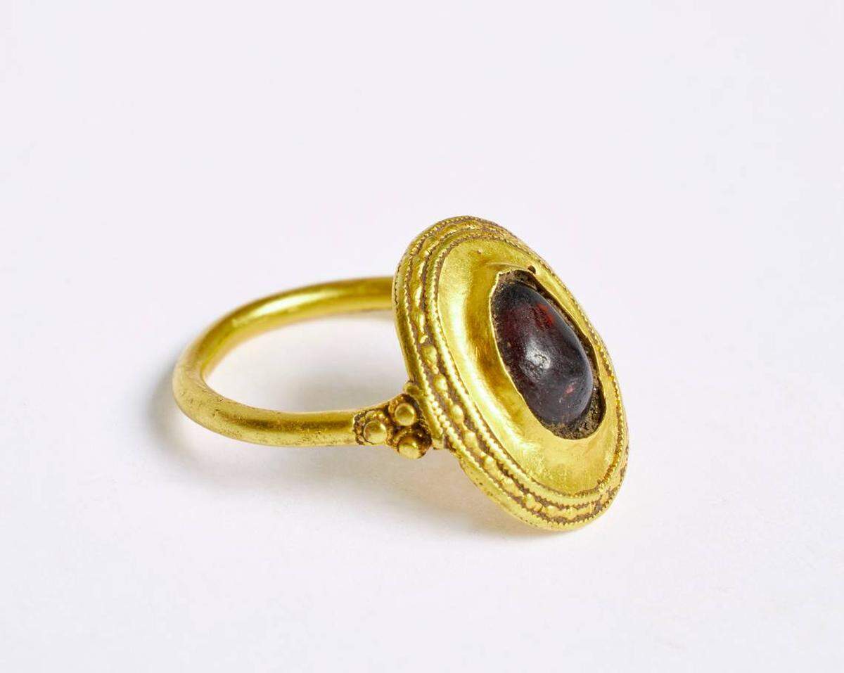 El anillo de oro de hace 1,400 años que se encontró en Emmerlev visto desde arriba.. 