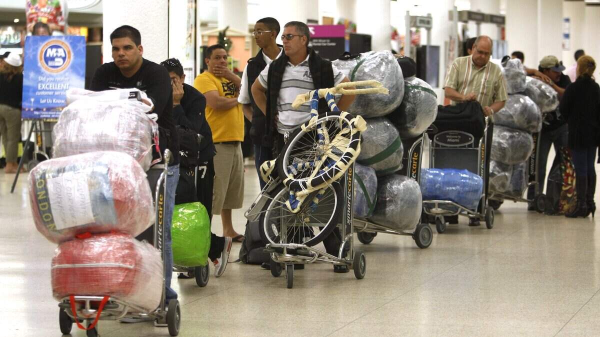 Foto de archivo de viajeros en el aeropuerto de Miami antes de abordar un vuelo a Cuba.