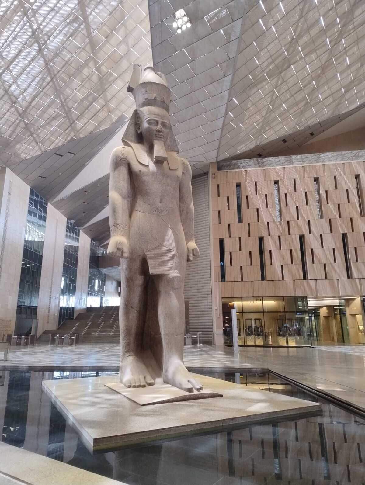 Nada más entrar en el edificio está la estatua gigante de Ramses III que con sus 11 metros de altura y 83 toneladas da la bienvenida en el atrio del nuevo museo a los visitantes.