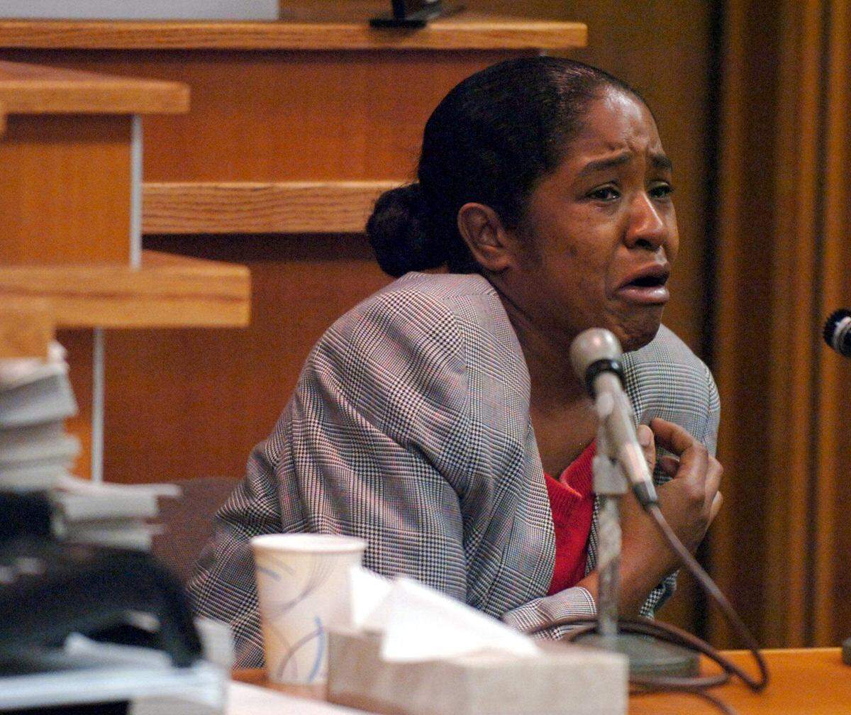 La madre de Quatisha Maycock, Shandelle Maycock, llora mientras testifica durante el juicio de Harrel Braddy en 2007. Braddy fue condenado por secuestrar a Shandelle y abandonar a Quatisha, de cinco años, para que fuera devorada por caimanes en Alligator Alley. El lunes 5 de enero de 2026, comenzó la selección del jurado en su caso de revisión de la sentencia de pena de muerte.