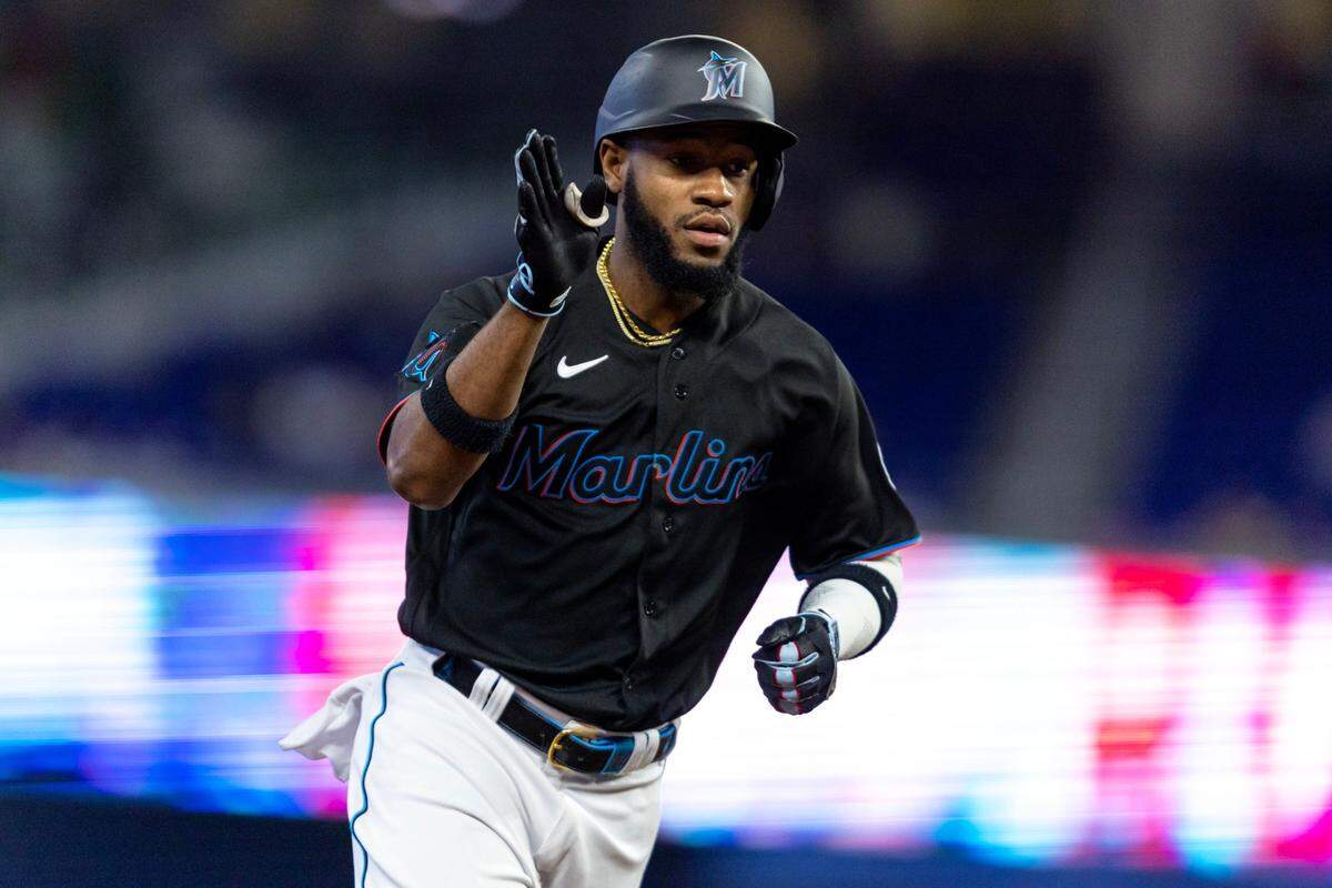 El jardinero de los Marlins Bryan De La Cruz recorre las bases tras pegar un jonrón en el segundo inning del partido ante los Nacionales de Washington, celebrado el 18 de mayo de 2023 en Miami.