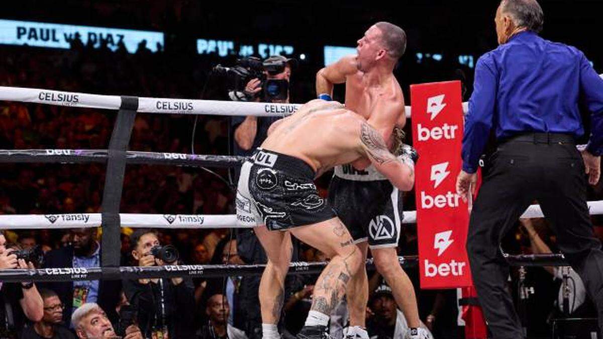 Nate Díaz casi intenta una guillotina en su derrota ante Jake Paul.