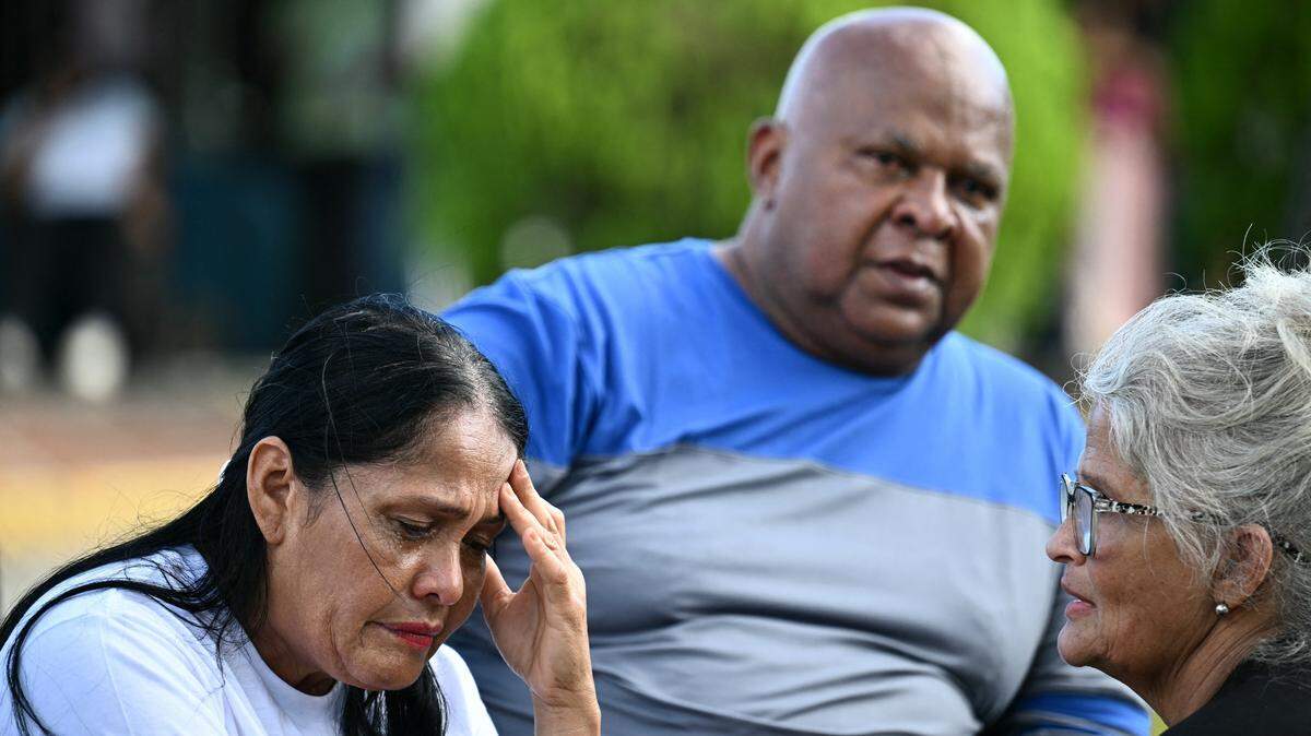 Familiares de los reclusos esperan noticias de sus seres queridos en la prisión El Rodeo I en Guatire, estado Miranda, a unos 30 kilómetros al este de Caracas, el 9 de enero de 2026.