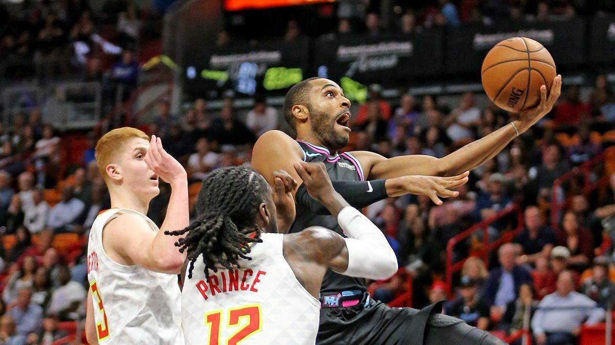 El jugador del Heat Wayne Ellington entra al aro ante la marca de Taurean Prince, de los Hawks, en el segundo cuarto del partido celebrado el 27 de noviembre de 2018 en Miami.