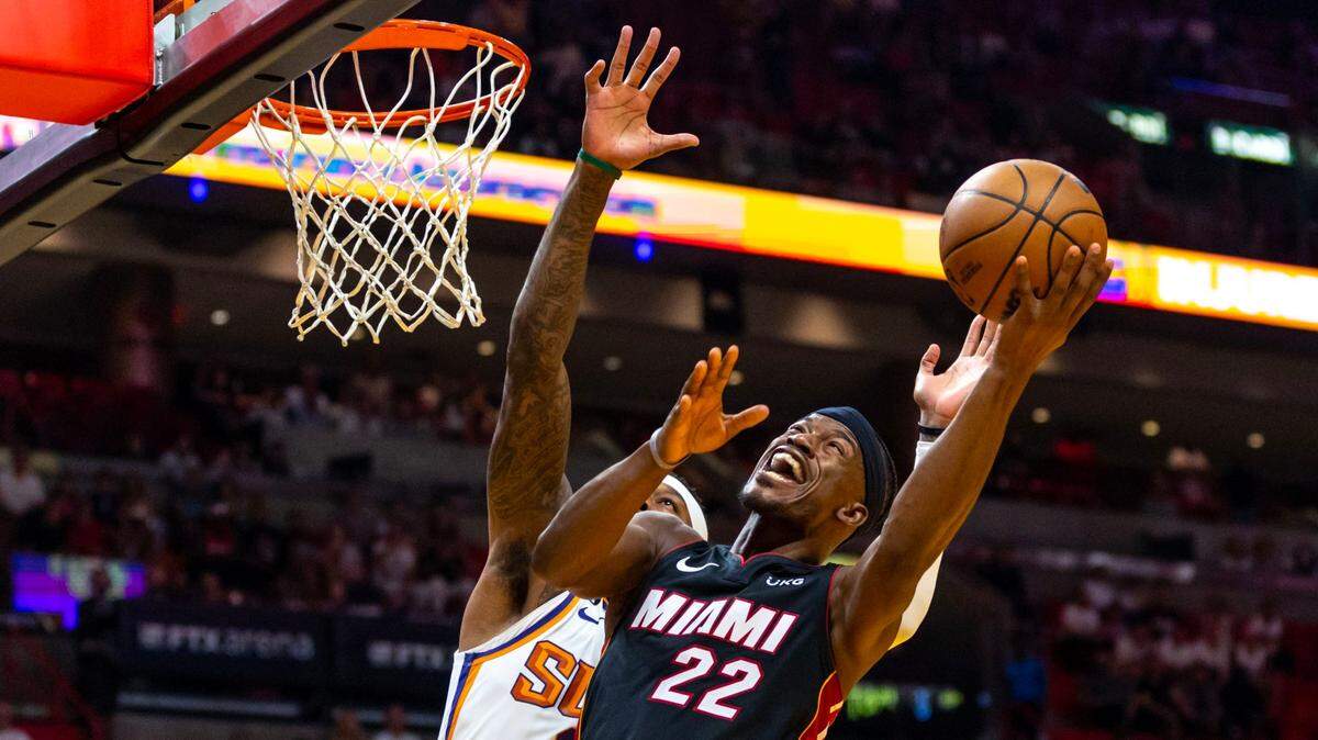 Jimmy Butler (der.) se recupera de su lesión y espera unirse al equipo en Boston.
