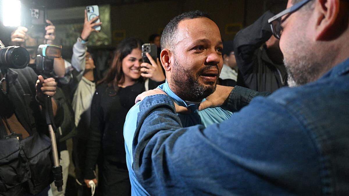 El preso venezolano José Gregorio Farfán saluda a sus familiares tras ser liberado de la prisión de la Zona 7 de la Policía Nacional Bolivariana (PNB) en Caracas, el sábado 7 de marzo de 2026.