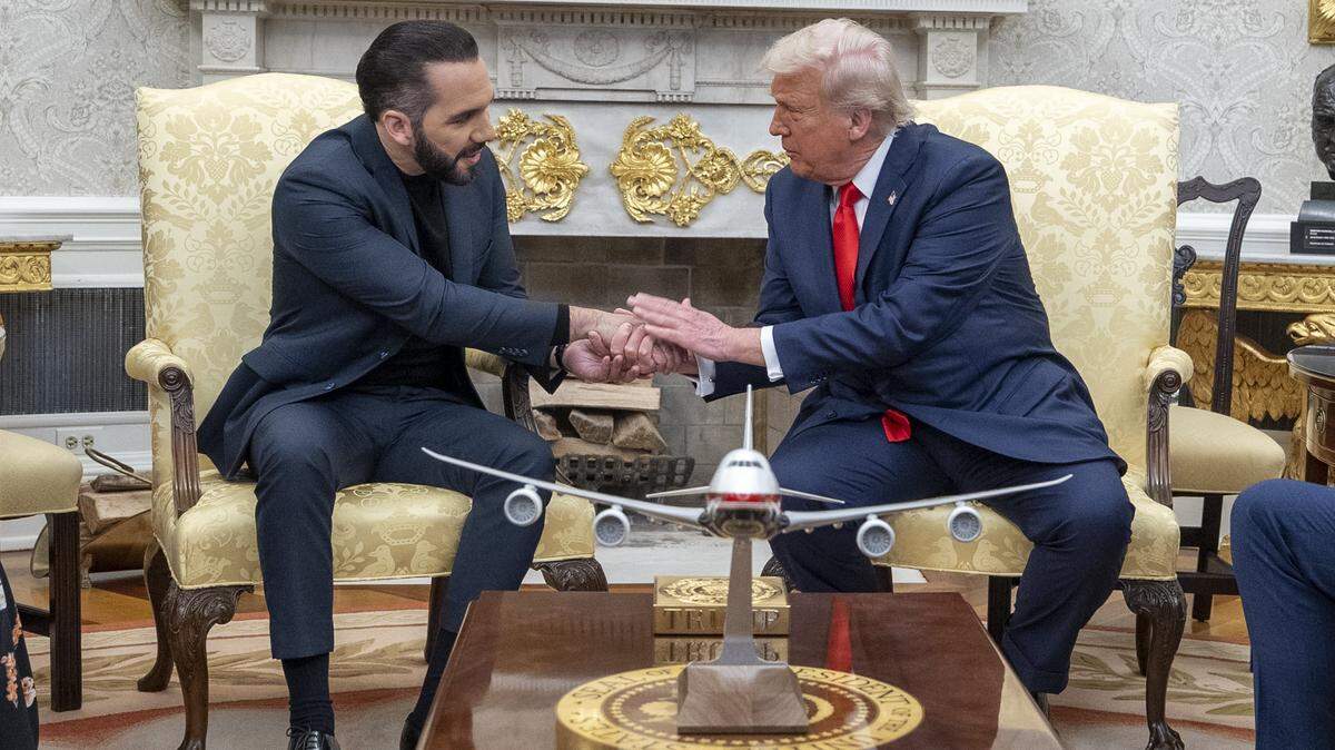 El presidente Donald Trump estrecha la mano del presiente de El Salvador, Nayib Bukele, en la Oficina Oval de la Casa Blanca el 14 de abril de 2025.