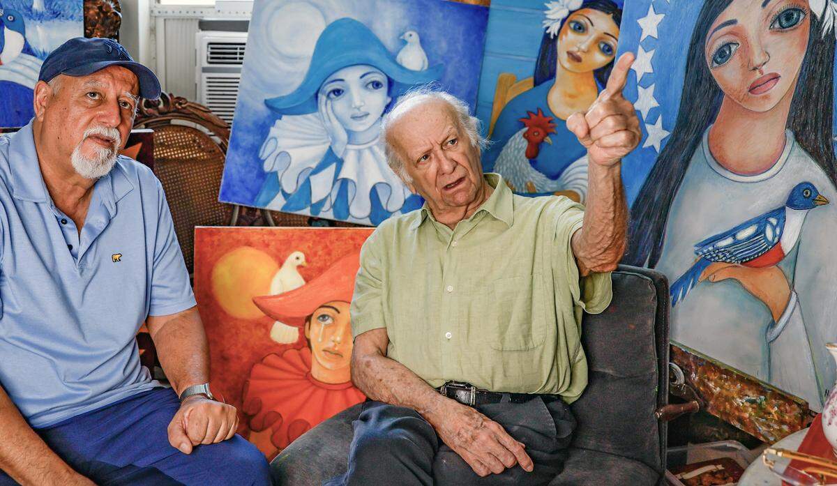 El cineasta Jorge Soliño con Orlando González Naranjo, en el estudio del pintor en el noroeste de Miami, el 15 de mayo del 2026.