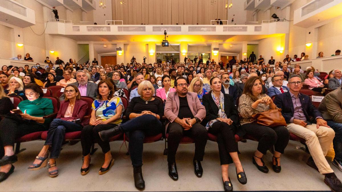 El público escucha durante una discusión sobre el libro de la profesora Susan Eckstein, “Cuban Privilege: The Making of Immigrant Inequality in America”, en el Centro de Artes Escénicas Wertheim de la Universidad Internacional de Florida en Miami, Florida, el viernes 9 de diciembre de 2022.