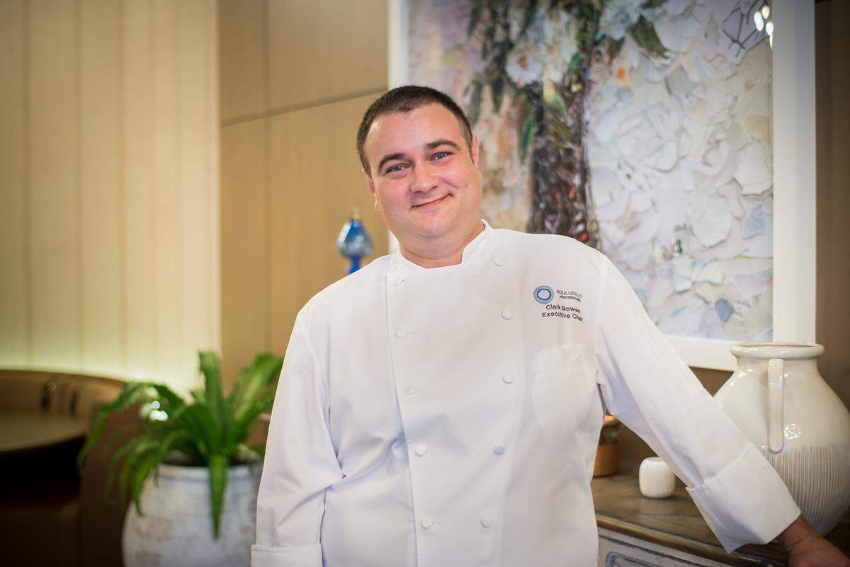 Clark Bowen, Chef ejecutivo de Boulud. Los aspectos más destacados del menú incluyen agnolotti de calabaza “cenicienta”, risotto de trufas, sopa de calabaza con especias, pavo tradicional con puré de batata.